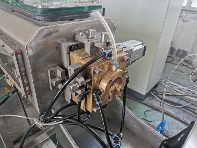 Extrusion line for flat dripper pipe